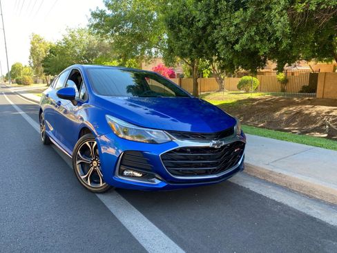Used 2019 Chevrolet Cruze LT w/ Convenience Package FWD image 2