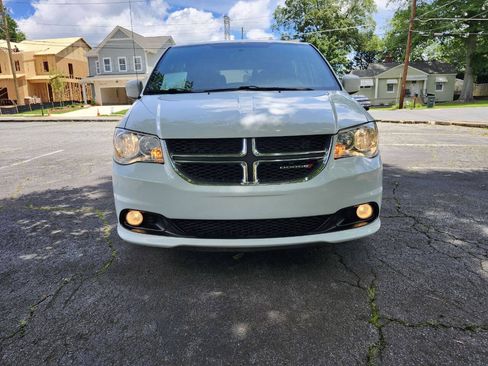 Used 2017 Dodge Grand Caravan SXT FWD image 3