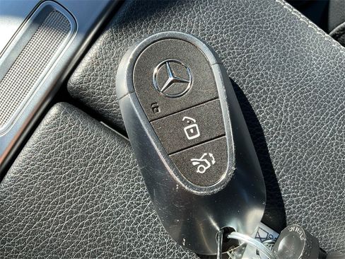 Used 2024 Mercedes-Benz GLC 300 4MATIC image 29