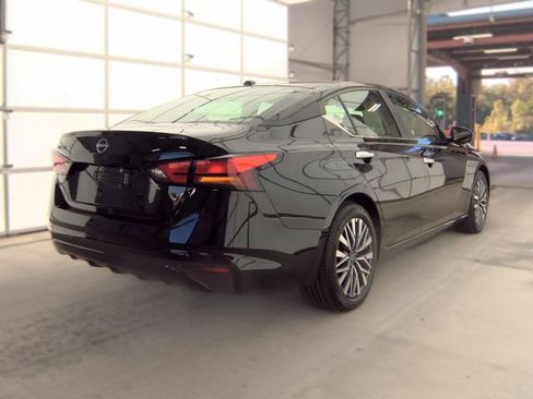 Used 2025 Nissan Altima 2.5 SV FWD image 7