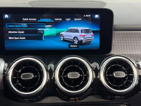 Used 2022 Mercedes-Benz GLB 250 w/ Premium Package image 27