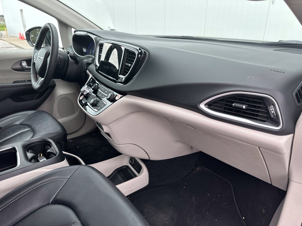 Used 2024 Chrysler Pacifica Touring-L FWD image 26