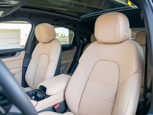 Certified 2025 Porsche Cayenne E-Hybrid Coupe AWD/4WD image 5