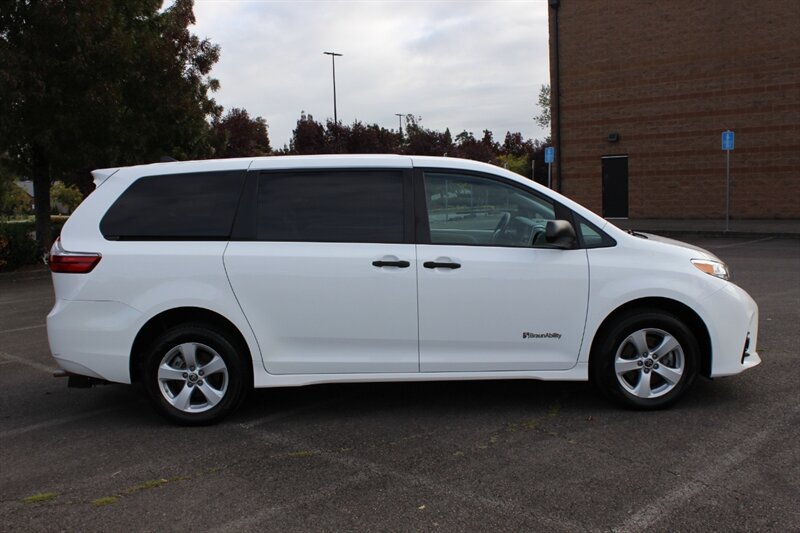 Used 2020 Toyota Sienna L FWD image 5