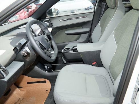 New 2026 Volvo EX30 Plus w/ Protection Package RWD image 17