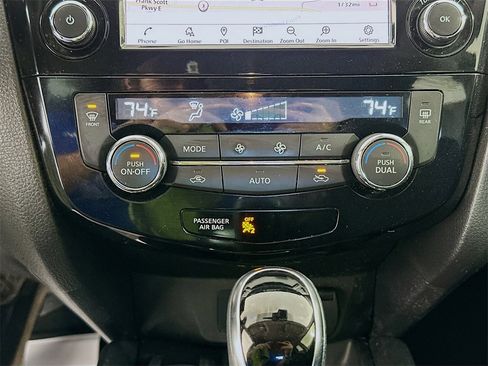 Used 2019 Nissan Rogue SV w/ Premium Package image 16