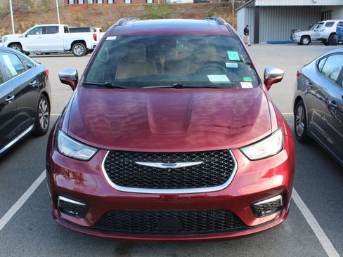 Used 2022 Chrysler Pacifica Pinnacle image 2