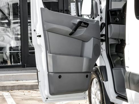 Used 2015 Mercedes-Benz Sprinter 2500 image 33