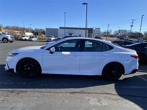 Used 2025 Toyota Camry SE image 4
