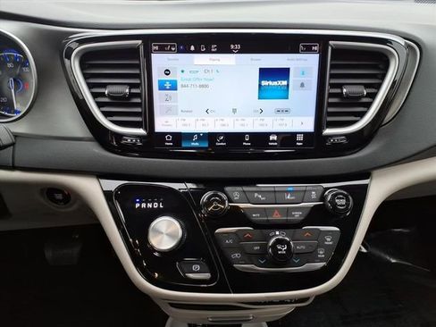 Used 2023 Chrysler Pacifica Touring-L image 18