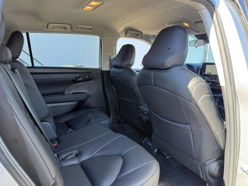Used 2023 Toyota Highlander LE image 12