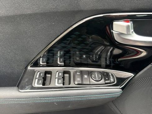 Used 2022 Kia Niro EX Premium image 11