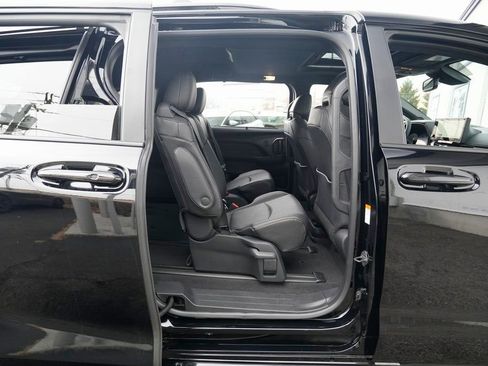 Used 2025 Toyota Sienna XLE Woodland Edition image 29