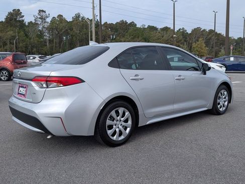 Used 2022 Toyota Corolla LE FWD image 5