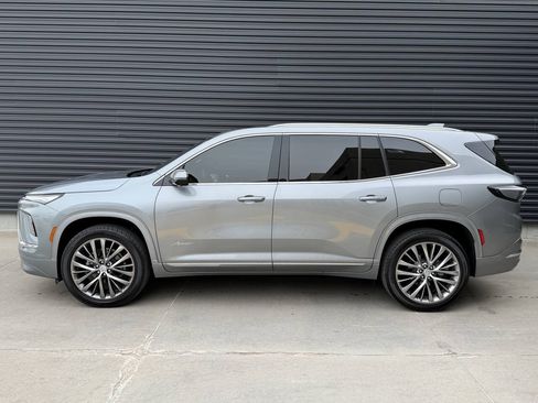 Used 2025 Buick Enclave Avenir w/ Trailering Package, 5000 lbs. AWD/4WD image 9