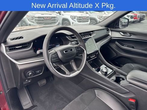 Used 2024 Jeep Grand Cherokee Altitude AWD/4WD image 11