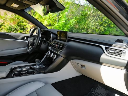 Used 2023 Genesis G70 2.0T image 18