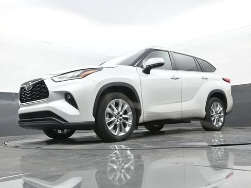 Used 2023 Toyota Highlander Limited FWD image 34