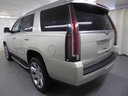 Used 2016 Cadillac Escalade Luxury AWD/4WD image 4