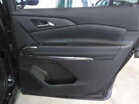 Used 2025 Chevrolet Traverse LT image 15