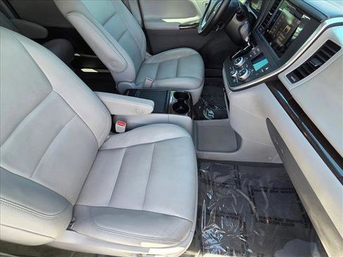 Used 2015 Toyota Sienna XLE w/ XLE Navigation Package FWD image 20