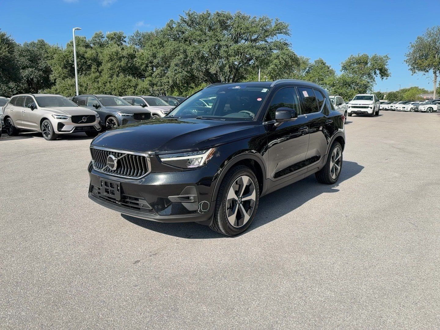Certified 2024 Volvo XC40 B5 Plus AWD/4WD image 2