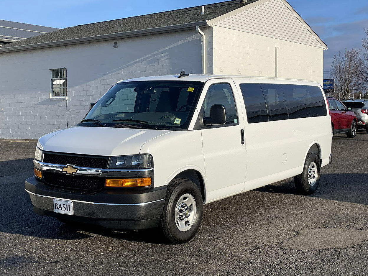 Used 2025 Chevrolet Express 3500 LT w/ LT Preferred Equipment Group RWD image 4