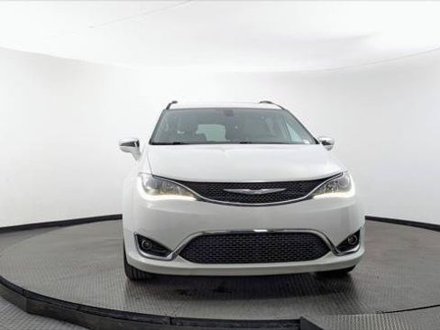 Used 2017 Chrysler Pacifica Limited w/ Tire & Wheel Group FWD image 12