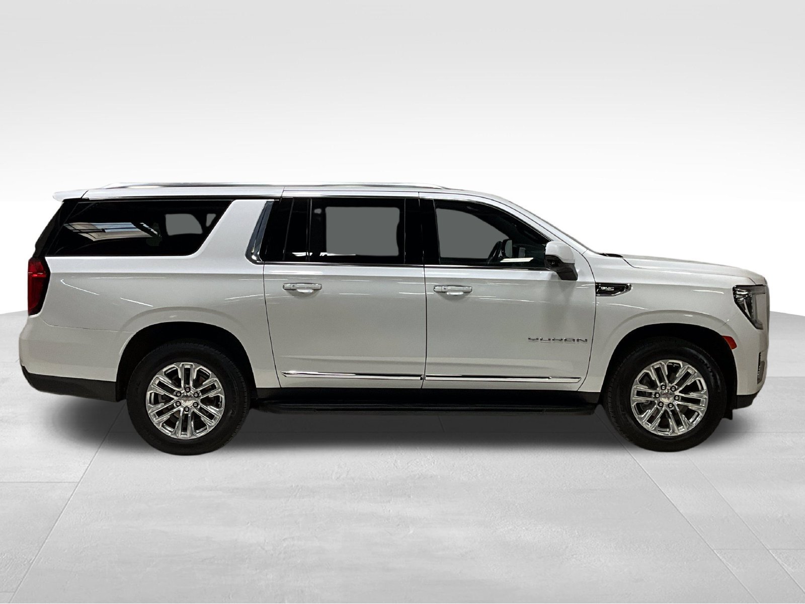Used 2023 GMC Yukon XL SLT w/ SLT Premium Package AWD/4WD image 4