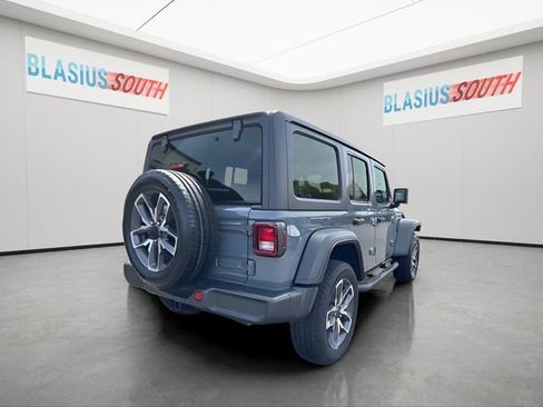 Used 2024 Jeep Wrangler Unlimited w/ Convenience Group AWD/4WD image 3
