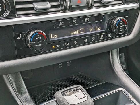 Used 2025 Nissan Pathfinder SV AWD/4WD image 63