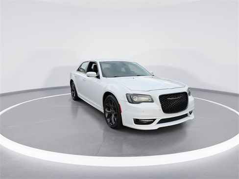 Used 2023 Chrysler 300 Touring L image 2