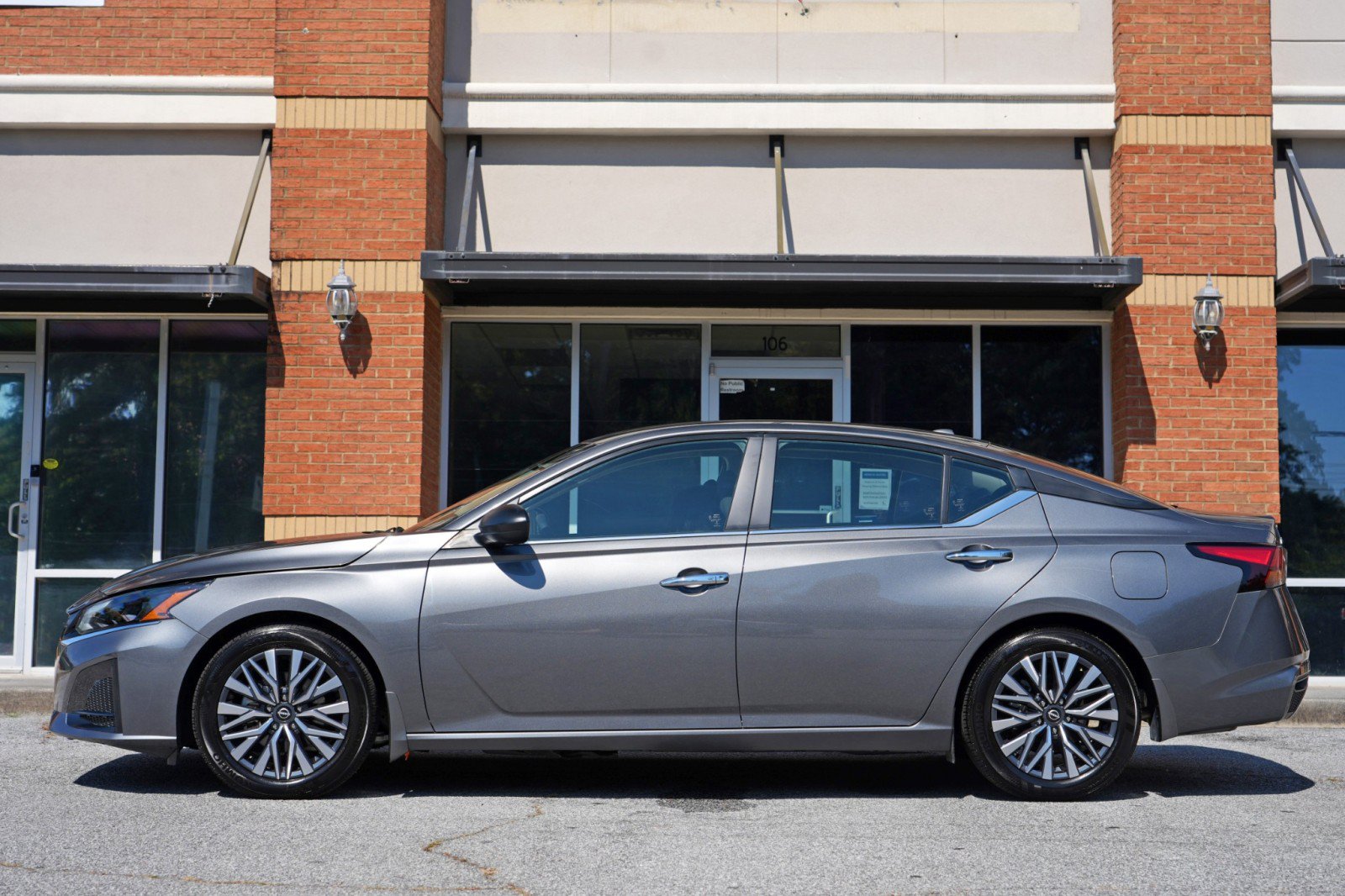 Used 2025 Nissan Altima 2.5 SV FWD image 8