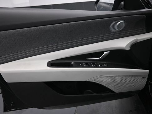 Used 2025 Hyundai Elantra Limited FWD image 27