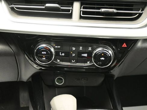 Used 2025 Chevrolet Trax LT w/ LT Convenience Package FWD image 21