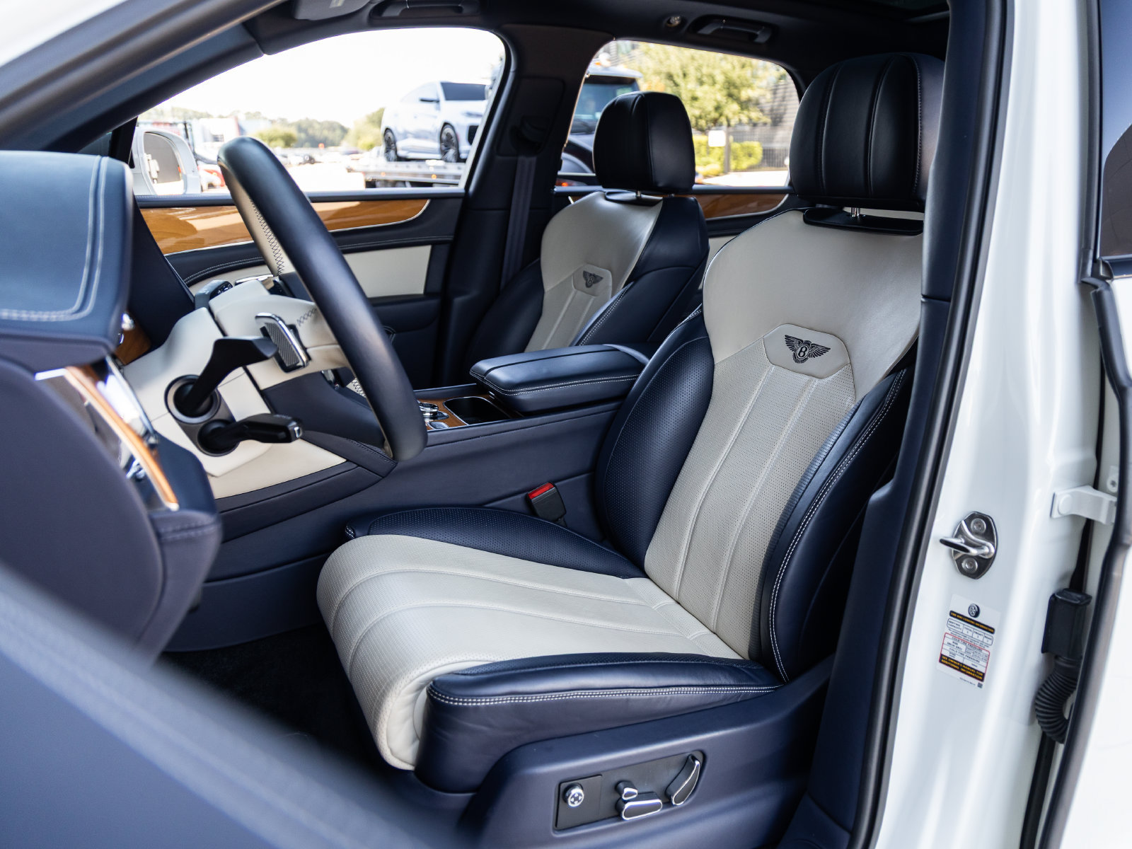 Used 2021 Bentley Bentayga AWD/4WD image 25