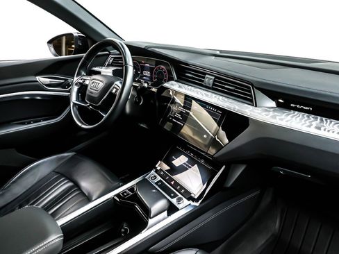 Used 2022 Audi e-tron Premium w/ Convenience Plus Package image 16