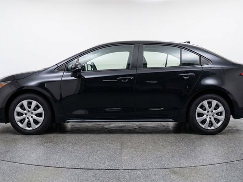 Used 2025 Toyota Corolla LE FWD image 5