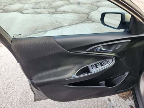 Used 2017 Chevrolet Malibu LT image 9