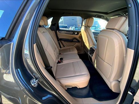Used 2019 Porsche Cayenne S image 18