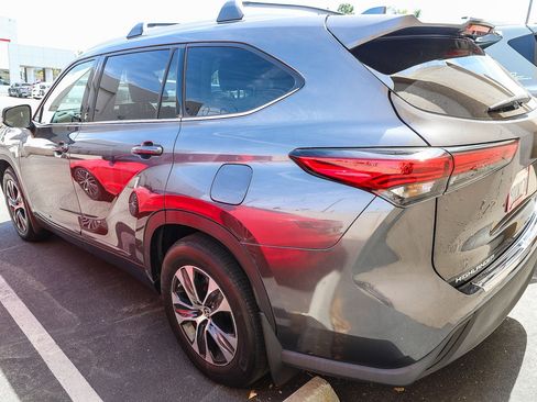Used 2022 Toyota Highlander XLE FWD image 6