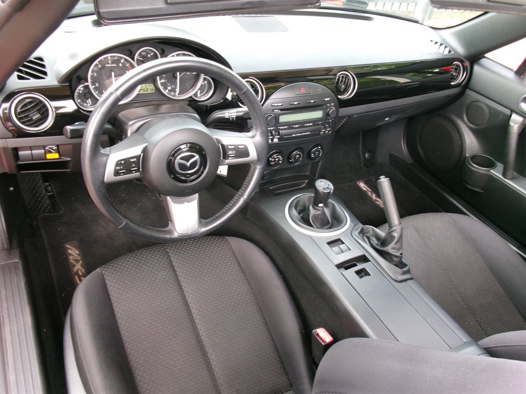 Used 2006 MAZDA MX-5 Miata Sport RWD image 12
