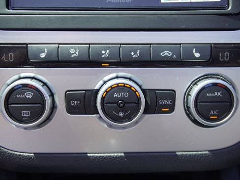 Used 2013 Volkswagen Eos FWD image 20