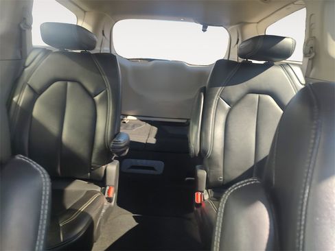 Used 2024 Chrysler Pacifica Touring-L image 13