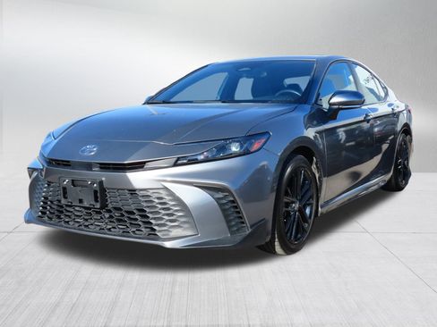 Used 2025 Toyota Camry SE image 3