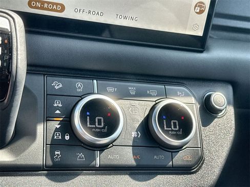 Used 2025 Land Rover Defender 130 X-Dynamic SE image 26