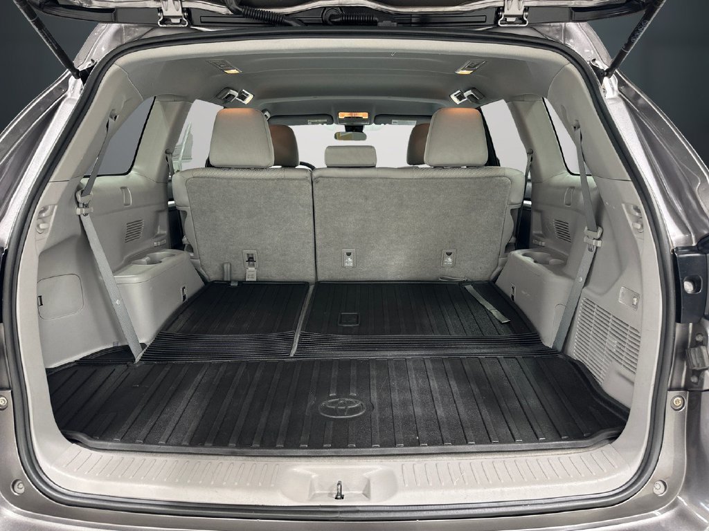 Used 2017 Toyota Highlander LE FWD image 12
