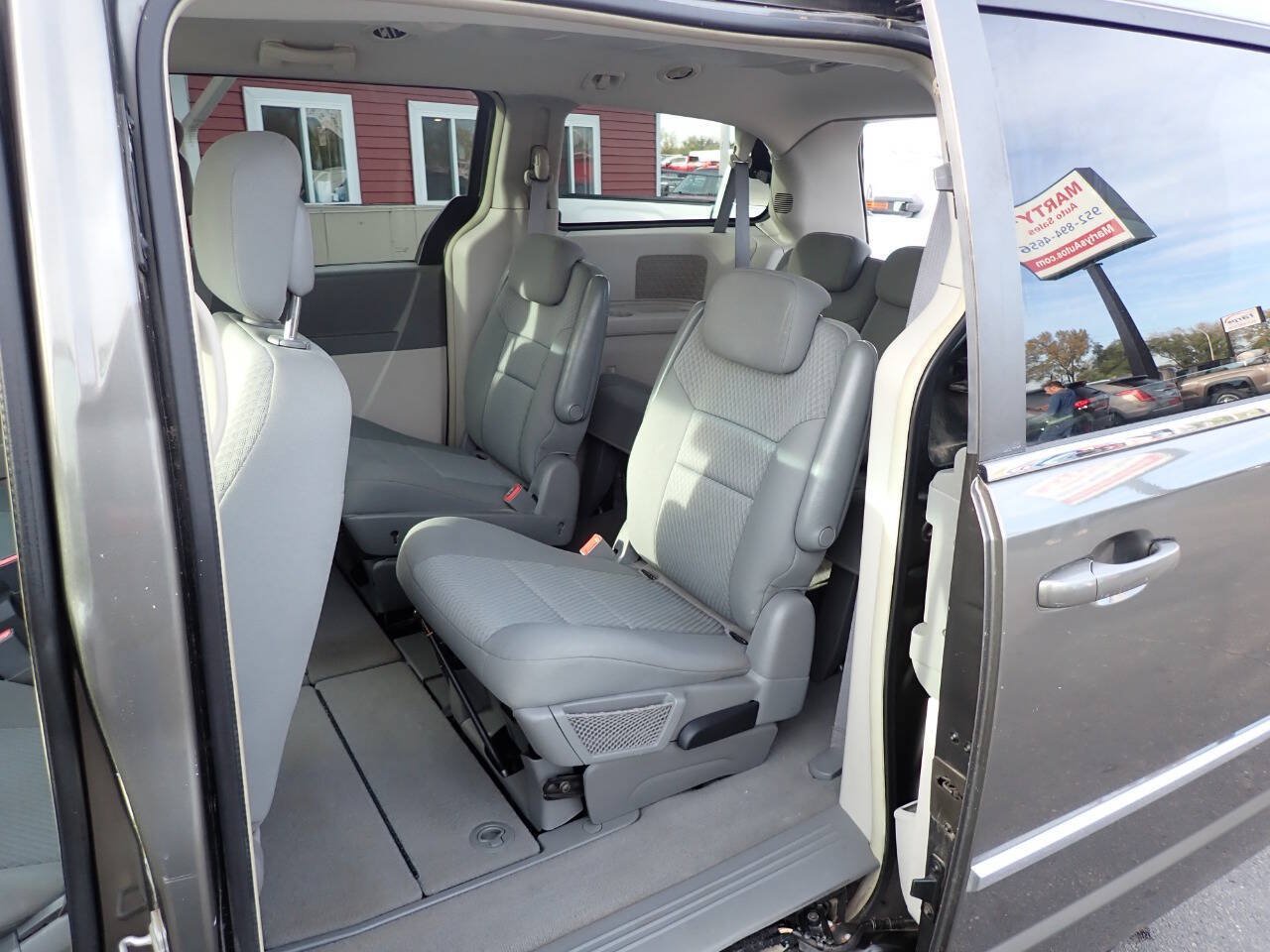 Used 2010 Chrysler Town & Country Touring FWD image 8