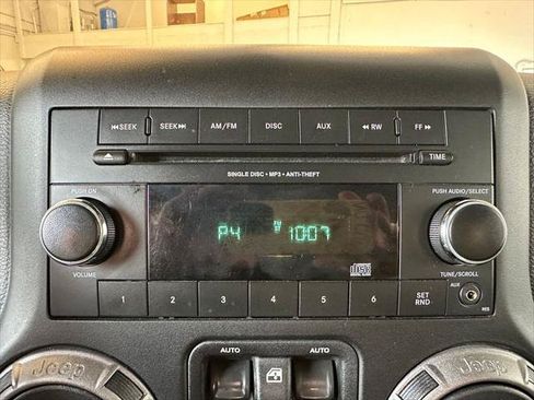 Certified 2018 Jeep Wrangler Sport AWD/4WD image 4
