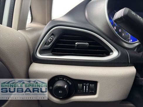 Used 2024 Chrysler Pacifica Touring-L image 37